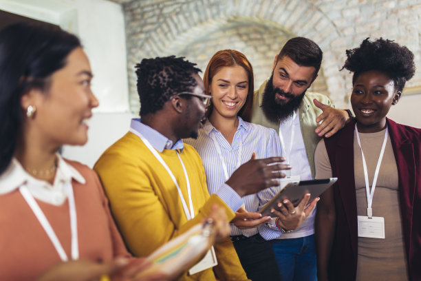 在企业培训，团队建设活动，多元化的员工团队愉快的业务团队。图片下载