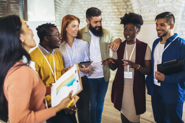 在企业培训，团队建设活动，多元化的员工团队愉快的业务团队。图片下载