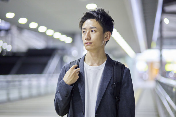 年轻的商人和夜晚的火车站图片下载