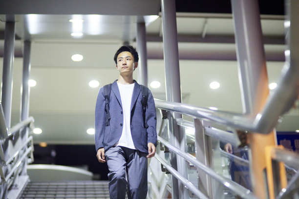 年轻的商人和夜晚的火车站图片下载