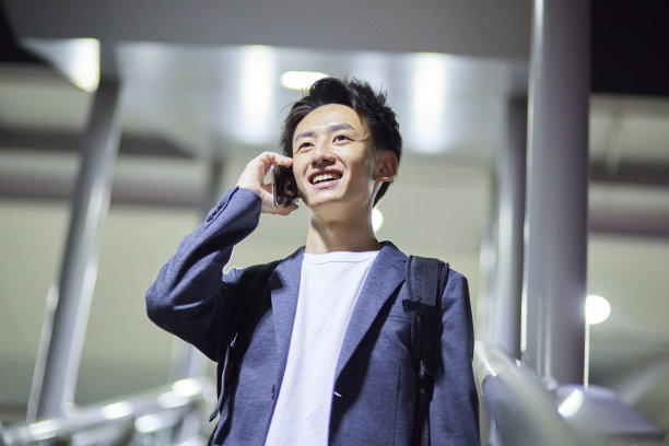 年轻的商人和夜晚的火车站图片下载