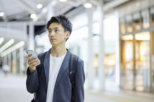 年轻的商人和夜晚的火车站图片下载