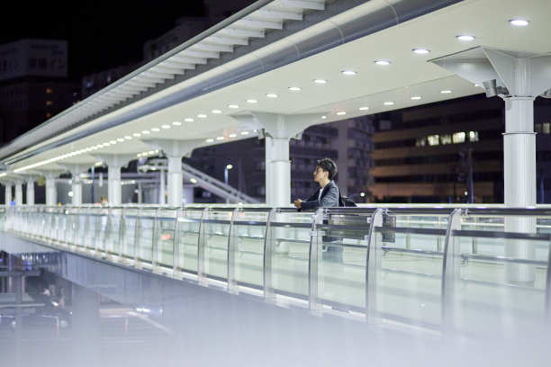 年轻的商人和夜晚的火车站图片下载