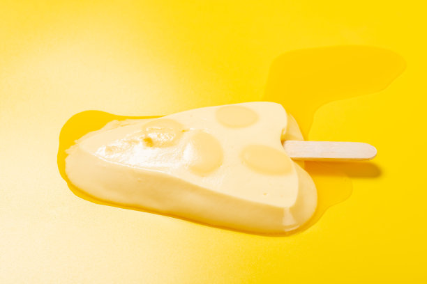 奶酪形状和味道的警察融化在黄色在侧面角度看图片下载