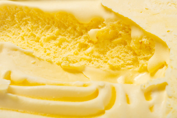 凤梨味冰淇淋的顶视图盒已被挖作为背景和纹理在水平组合的特写图片下载