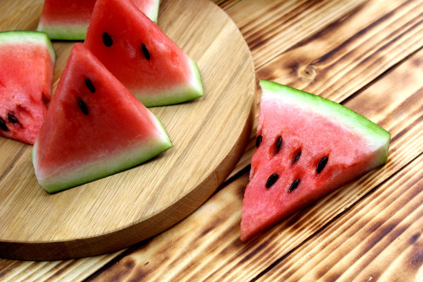 切成三角形的西瓜放在架子上。图片下载