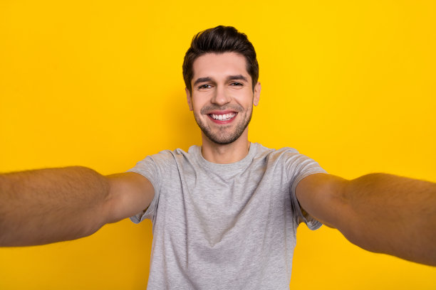 自画像有吸引力的开朗的家伙穿着短的好心情孤立在明亮的黄色背景图片下载