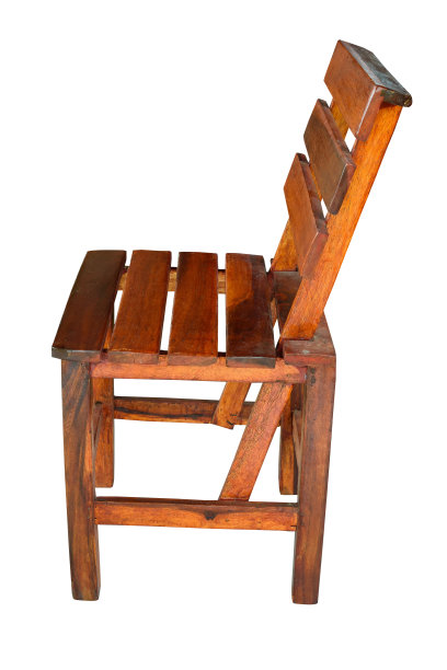 白色背景上孤立的木椅图片下载