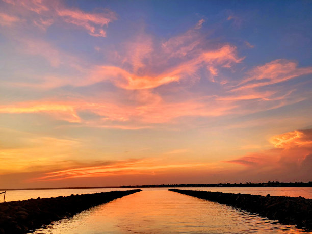 夏日水上日落图片下载