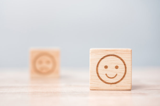 木块上的表情符号。服务评级、排名、顾客评审、满意度、评价和反馈的概念图片下载