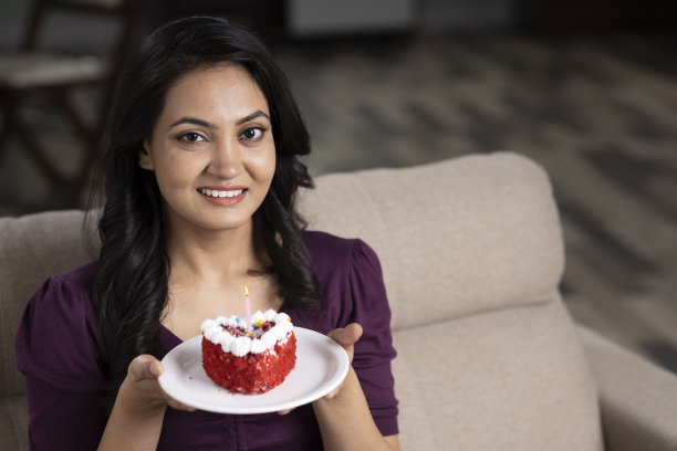 年轻女孩的肖像庆祝她的生日在家里库存照片图片下载
