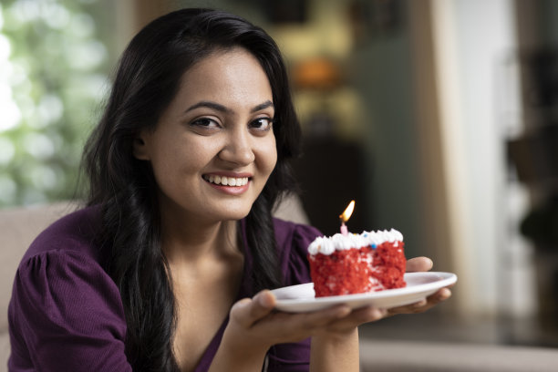 年轻女孩的肖像庆祝她的生日在家里库存照片图片下载