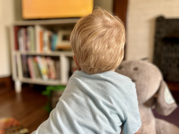 小男孩看电视图片下载