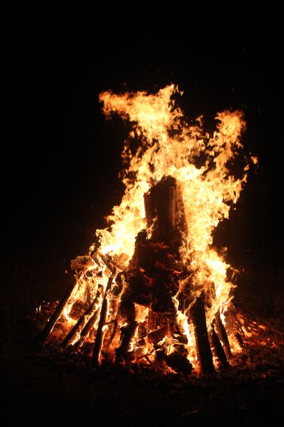 火焰在壁炉上黑色图片下载