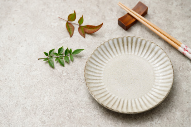 筷子和日本空盘子和南迪纳叶复古灰色桌面视图图片下载