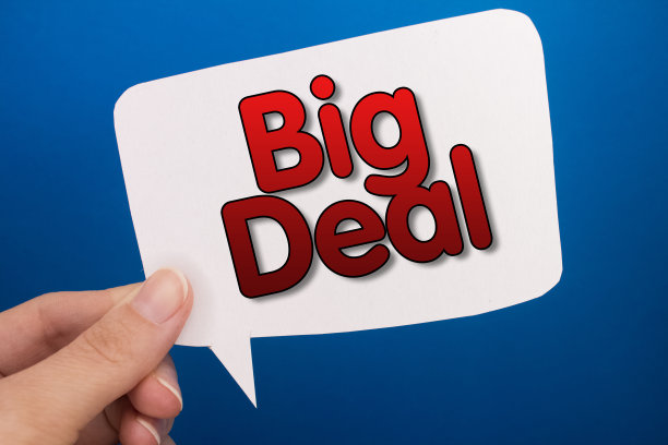 语音泡沫前彩色背景与大交易文本。图片下载