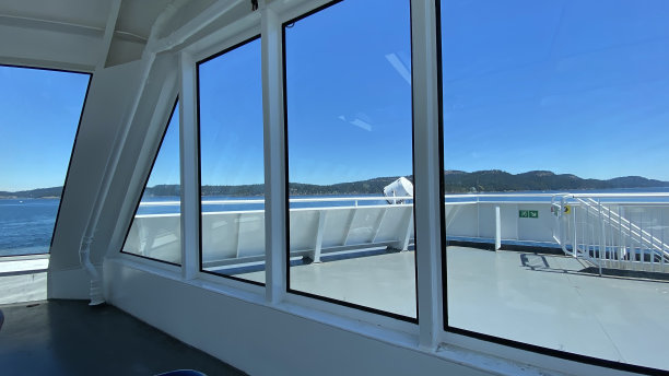 船舶游轮舰载海上舰载海军渡船海上天台引航山海筏子渡船浮空火车船背滑甲板平冠海上交通运输运输海运海上深水连接运输图片下载