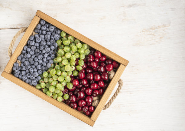 樱桃，蓝莓和绿醋栗的背景。季节性成熟浆果的顶部视图。图片下载