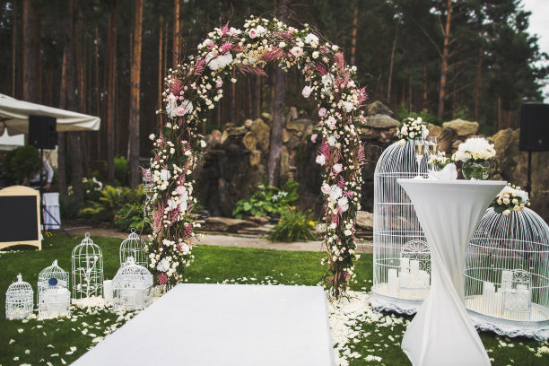 户外婚礼在一个绿色的花园图片下载