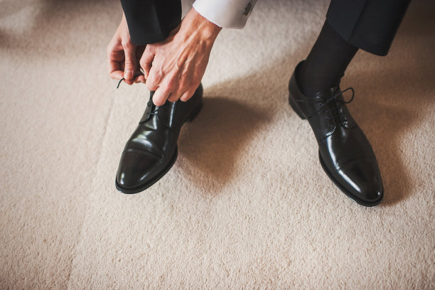 新郎在早上准备婚礼图片下载