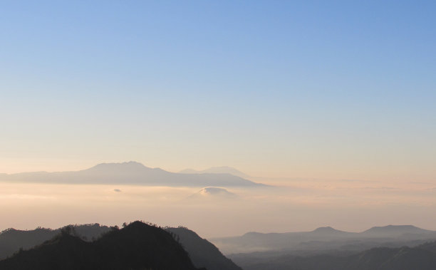 从其中一个观察点看到的火山早晨的景观。图片下载