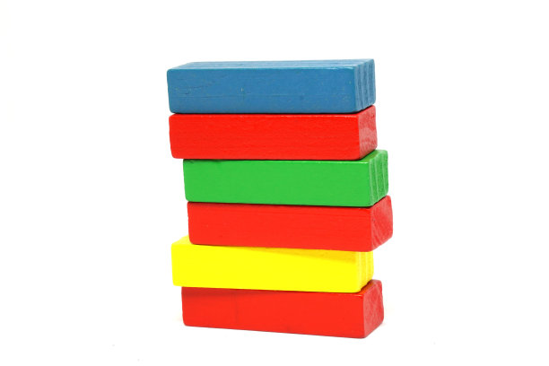 木制儿童玩具或拼图为开发儿童的技能安排孤立在白色背景-红黄绿蓝颜色-不同-分开的概念图片下载