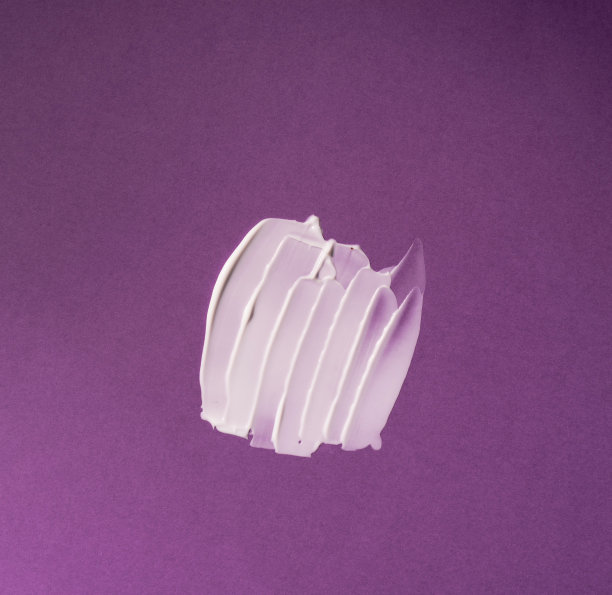 紫色背景上的白色化妆品样本图片下载