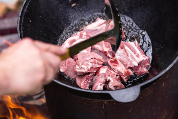 烹饪土豆与肉和蔬菜在一个大锅在自然。烹饪。烹饪食谱。一步一步的图片指导烹饪。图片下载