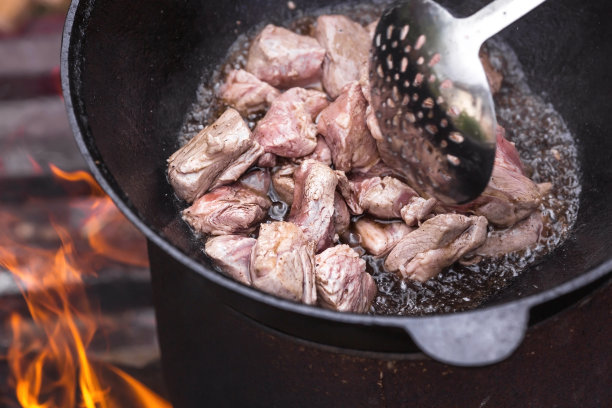 烹饪土豆与肉和蔬菜在一个大锅在自然。烹饪。烹饪食谱。一步一步的图片指导烹饪。图片下载