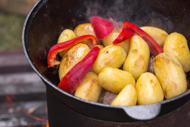 烹饪土豆与肉和蔬菜在一个大锅在自然。烹饪。烹饪食谱。一步一步的图片指导烹饪。图片下载