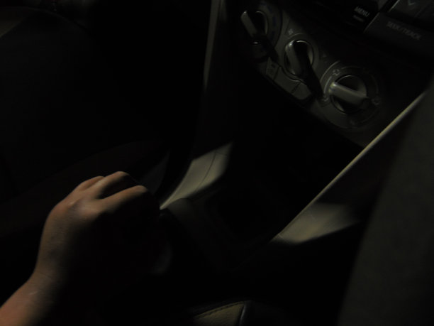 在夜间驾驶汽车，车内汽车，换挡，黑色背景，齿轮车图片下载