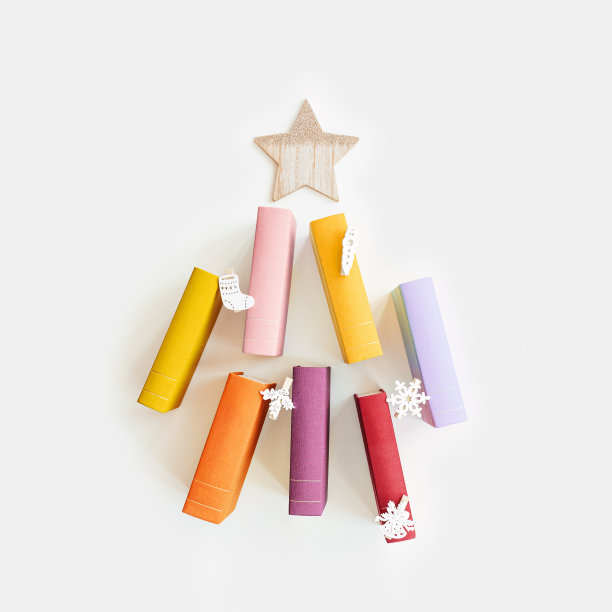 彩纸书圣诞树，新年用冷杉造型的木制玩具，彩色书封面作为节日圣诞树。研究、教育的概念。俯视图贺卡图片下载