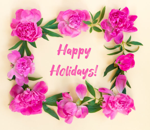 美丽的粉红色牡丹花环在黄色的纸的背景与明信片祝贺或邀请。创造性的花环。节日贺卡。图片下载