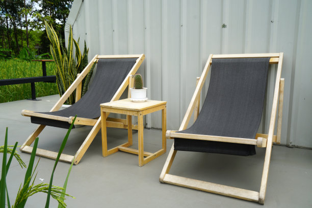 花园椅子在稻田花园公园的木地板和户外-外观设计复古风格-放松和令人心寒的氛围-图片来自泰国清莱图片下载