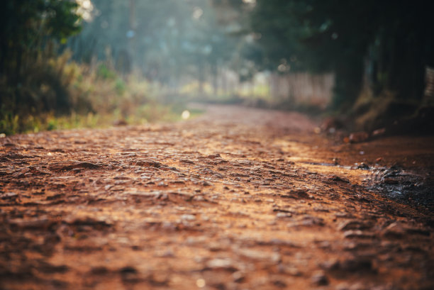 肯尼亚运动员和马拉松运动员在肯尼亚崎岖的红色土路上跑步图片下载