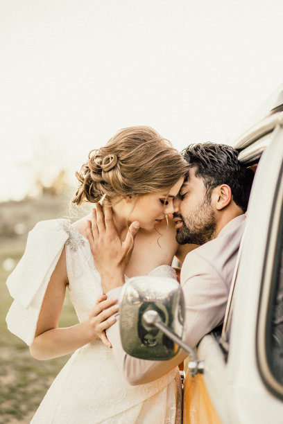 这对美妙的夫妇在面包车大篷车里的结婚照图片下载