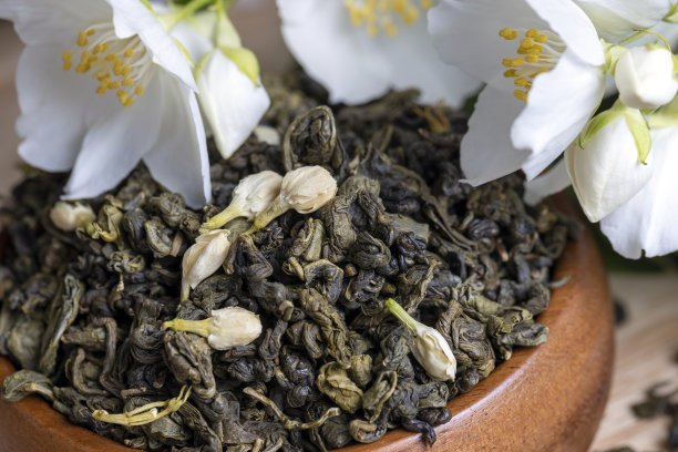 桌上摆着茉莉花，真正的青春时光图片下载