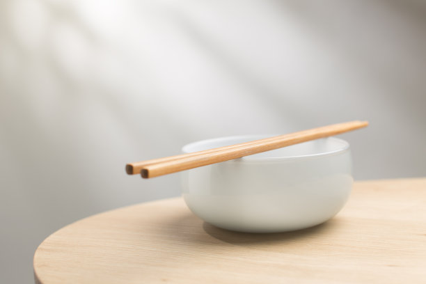 空白碗和木筷子放在桌子上图片下载