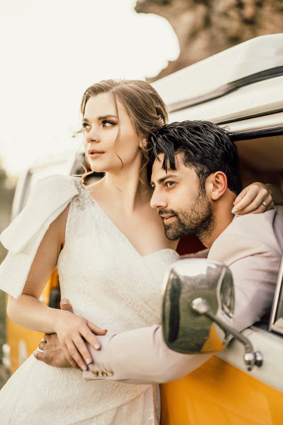 这对美妙的夫妇在面包车大篷车里的结婚照图片下载