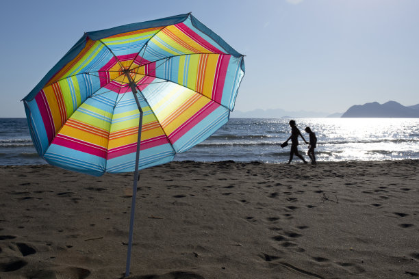 沙滩上的游泳圈和拖鞋图片下载