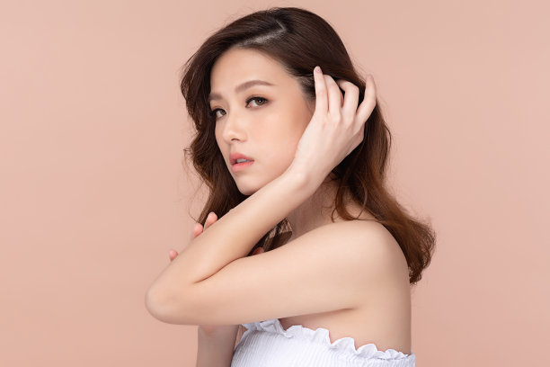 亚洲年轻女性自然美妆，时尚模特，健康养生，美丽女孩皮肤护理和面部护理。孤立在米色背景。为您的文本提供复制空间。图片下载