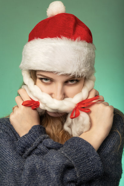 严肃的圣诞小姐看着镜头图片下载