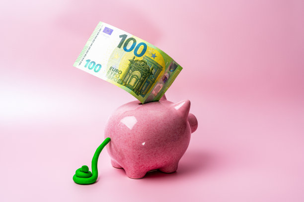 钱白白浪费了。储蓄的概念。装满欧元钞票的存钱罐图片下载