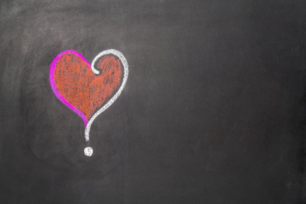 黑板背景上的问号和心形图片下载