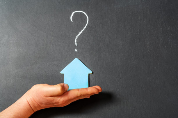 贴纸屋和黑板上的问号图片下载