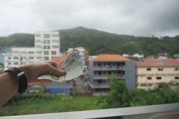 手里拿着泰铢图片下载