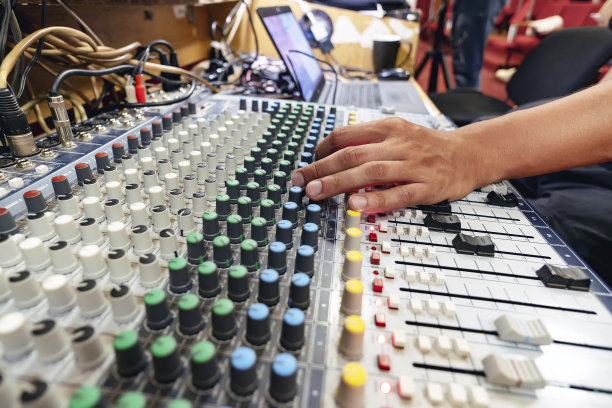 男性的手调整规模的数字声音工作站旁边的路由器和桌面图片下载