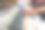 男性的手调整规模的数字声音工作站旁边的路由器和桌面图片下载