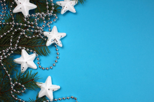 圣诞背景与圣诞玩具和鲜花在蓝色背景与文字空间。图片下载