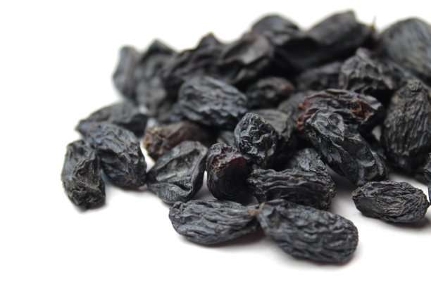 白底上放着一串黑葡萄干。图片下载